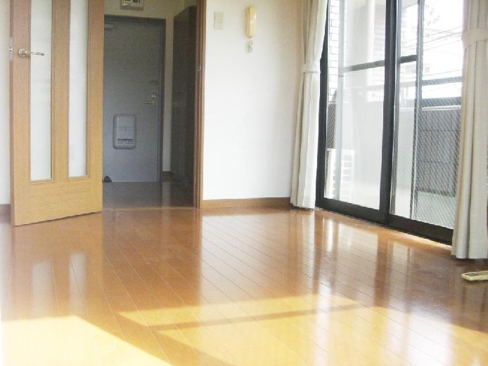 Living and room. Ventilation good properties of two-sided lighting