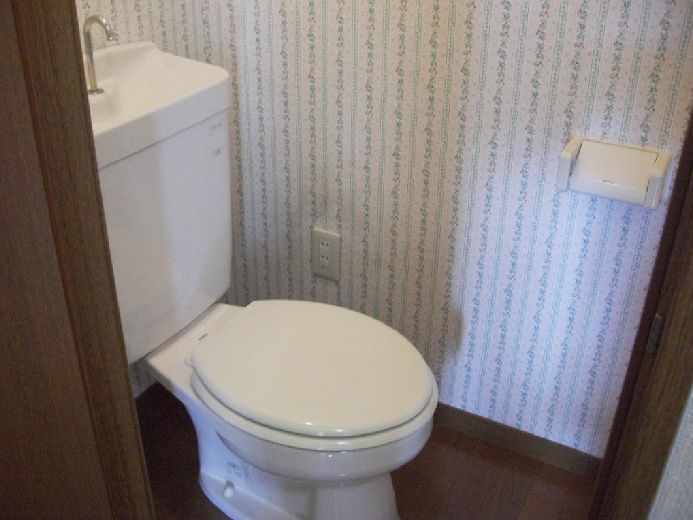 Toilet. There is an electrical outlet in the toilet, Warm water washing toilet seat installation Allowed