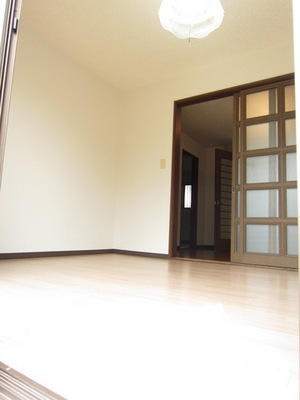 Living and room. Western-style 6 Pledge facing the balcony