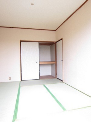 Living and room. Japanese-style room 6 quires closet there