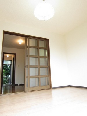 Living and room. Western-style 6 Pledge facing the balcony