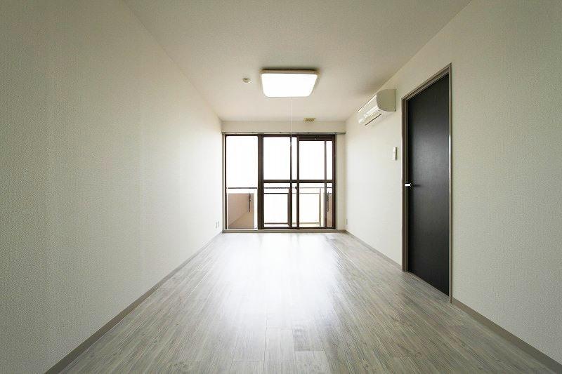 Living and room. Also changed joinery of color, Is monotone living black and white