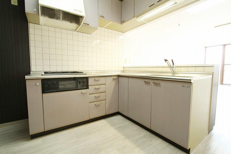 Kitchen. Counter kitchen with a three-necked grill