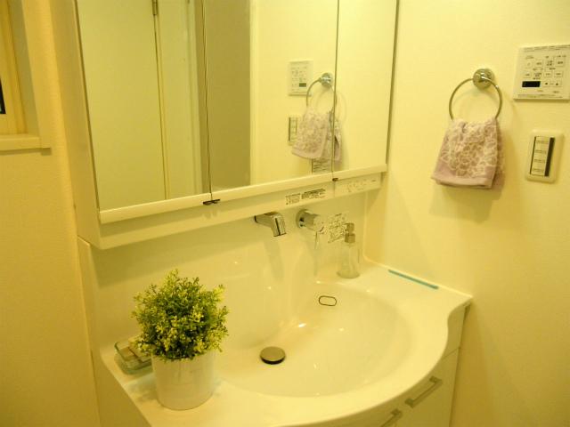 Wash basin, toilet. Furniture that is reflected in the photograph ・ Small parts are not included in the sale.