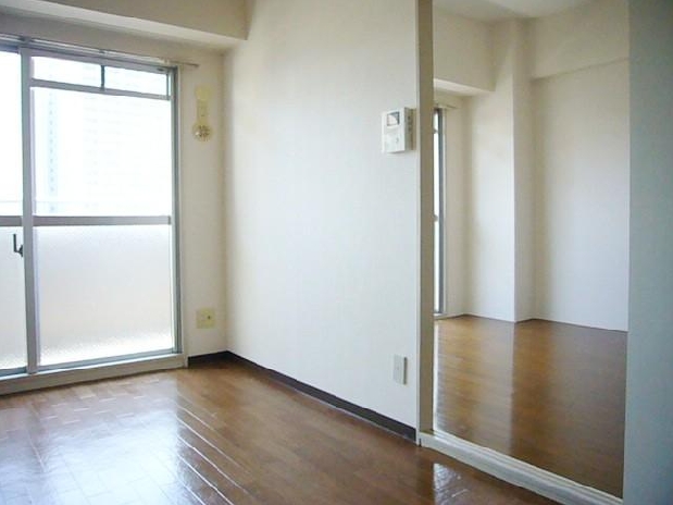 Living and room. Monitor Hong equipped