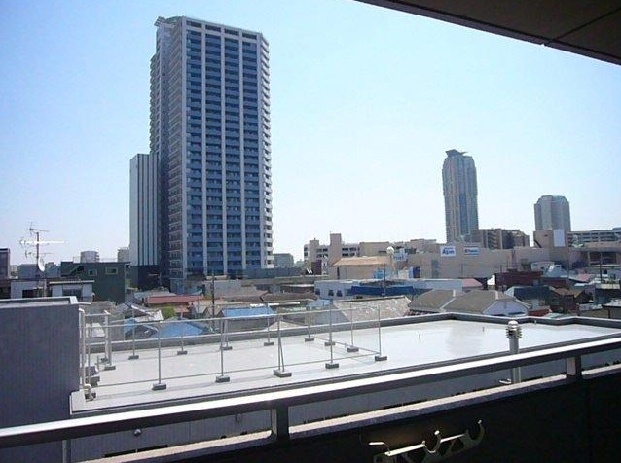 Balcony. Yang per good, Also dry well laundry