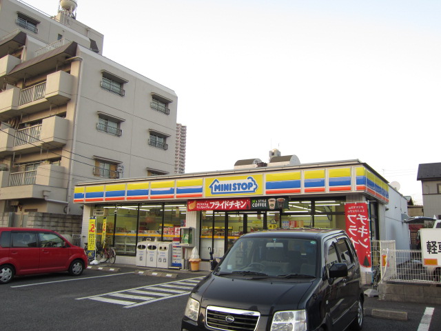 Convenience store. MINISTOP up (convenience store) 206m