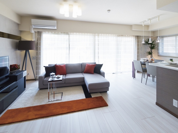 Living from Japanese-style room, View balcony direction. Comfortable and light and wind from entering from the window provided in the large windows and the west face of the south-facing. Family gathered has become a welcoming and open-minded design.
