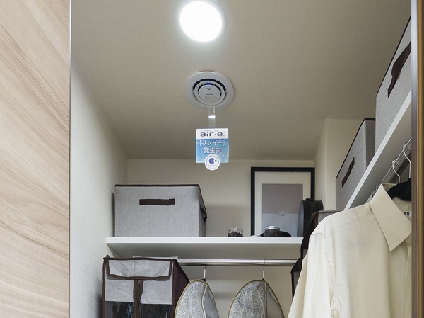 Directions to the model room (a word from the person in charge)