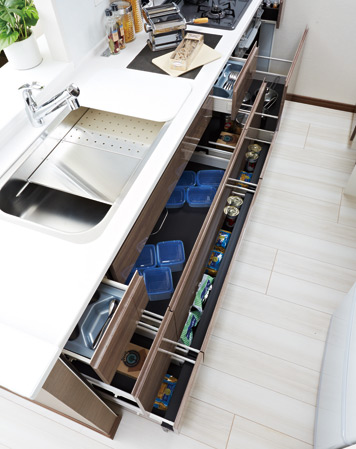 Kitchen.  [Receipt] Storage of kitchen, It was an all-sliding storage. Easy to be organized, such as accessories, In also easy access specification ones back, It enhances the housework efficiency.