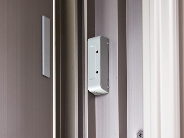 Security.  [Security sensors] On the first floor dwelling unit and the roof balcony dwelling unit of the window (except for the surface lattice with a window) is, It has established the intrusion abnormal sensor in conjunction with 24-hour security system.