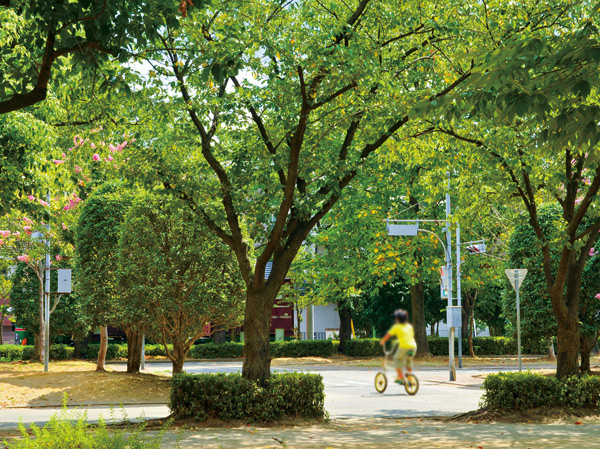 Surrounding environment. Lawn Children's traffic park (about 390m ・ A 5-minute walk)