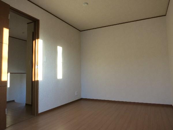 Non-living room. Room with a clean sense of the white tones and is likely to enjoy a variety of facial expressions by furniture. 