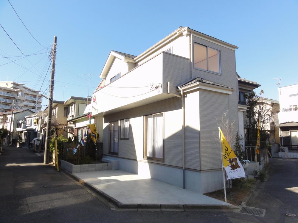Local appearance photo. Local (12 May 2013) Shooting   Southeast corner lot!  "Hatogaya" station walk 11 minutes Zenshitsuminami direction South-facing bright LDK leisurely 17 Pledge House performance evaluation papers Flat 35S Available City gas This sewage