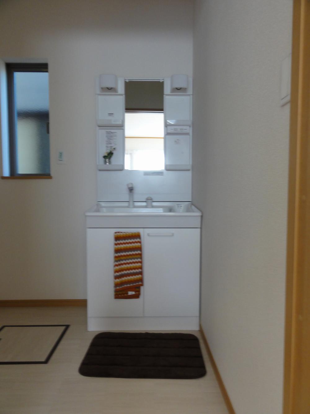 Wash basin, toilet. Shampoo dresser