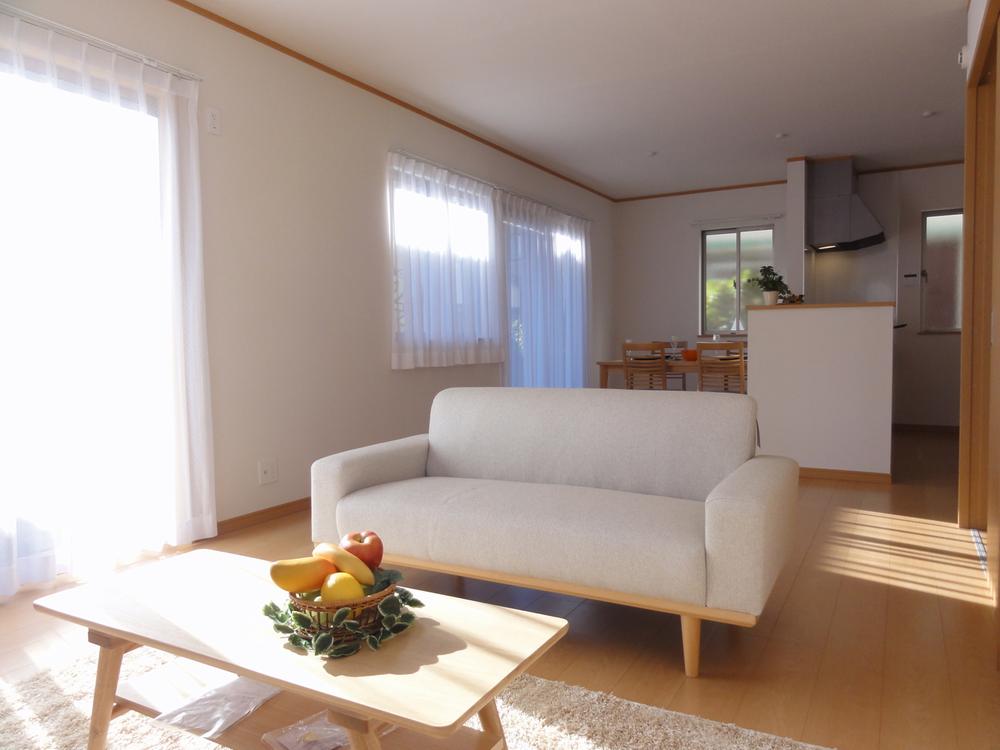 Living. Indoor (12 May 2013) Shooting  South-facing bright LDK17.75 Pledge