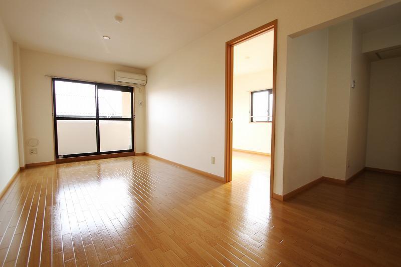 Living and room. It comes with air conditioning equipment.