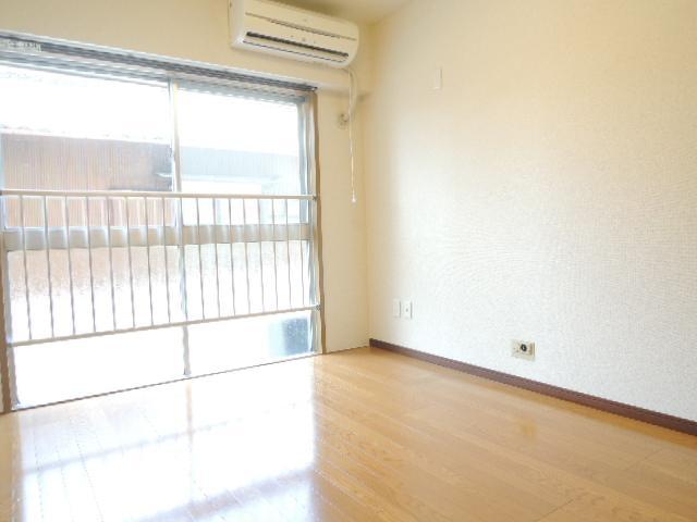 Other room space. It is a bright room