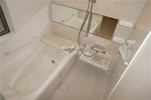 Bathroom. Building 3 Comfortable tub sitz bath can enjoy
