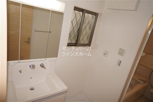 Wash basin, toilet. Building 3