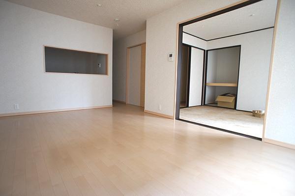 Living. Your family spacious living room that everyone is comfortable and welcoming! Also with Ease tableware washing dryer cleanup