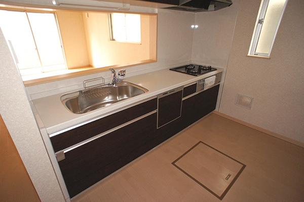 Kitchen. Face-to-face kitchen where you can enjoy a conversation with your family, even while cooking