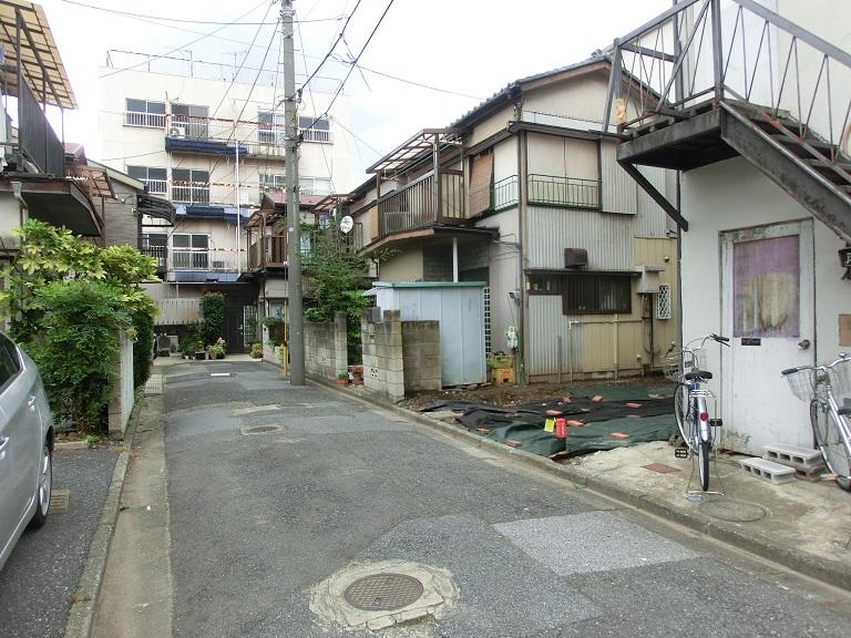 Local photos, including front road. Local (11 May 2012) shooting