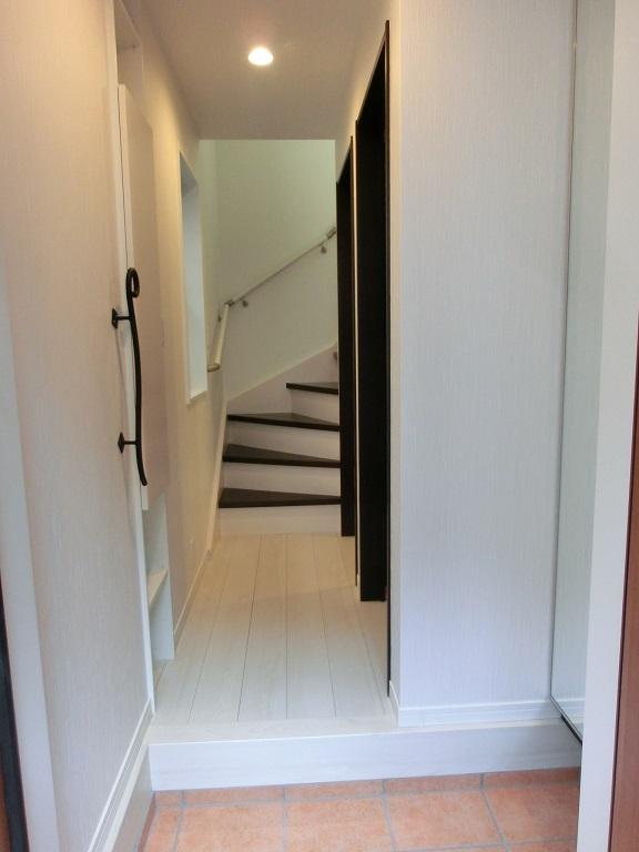 Entrance. Entrance of the same specification ・ We have to coordinate in bright colors. 