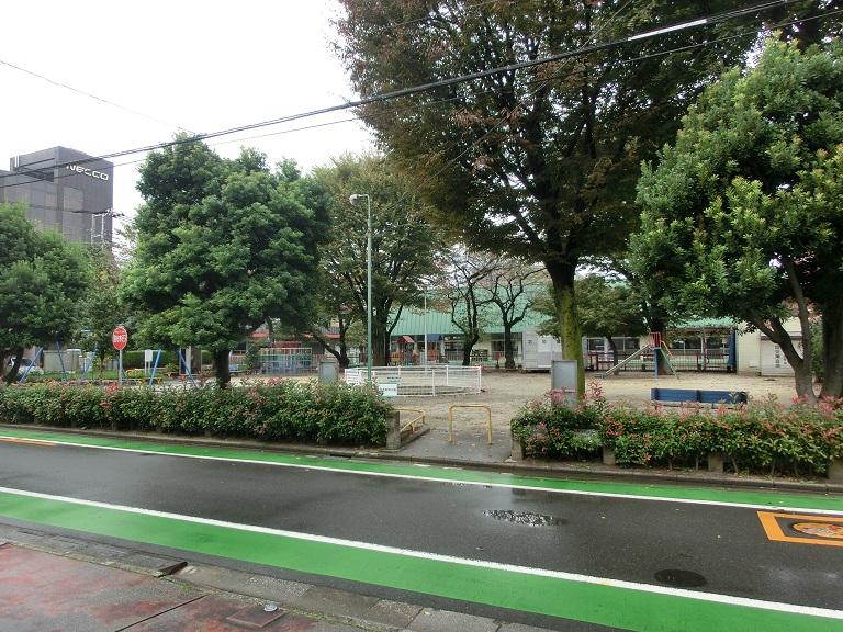 park. About about 80m until the tree-lined book South Park