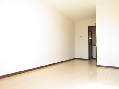 Living and room. 2 Kaiyoshitsu Here it is also a south-facing so day is good!