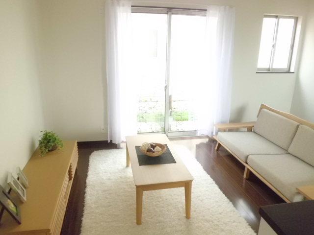 Same specifications photos (living). Big sweep window lighting will go well (Daimon A Building) same specification