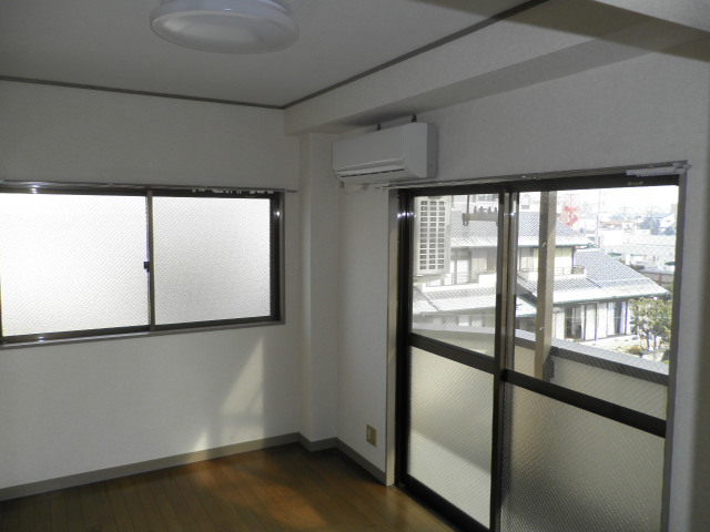 Living and room. Corner room floor flooring