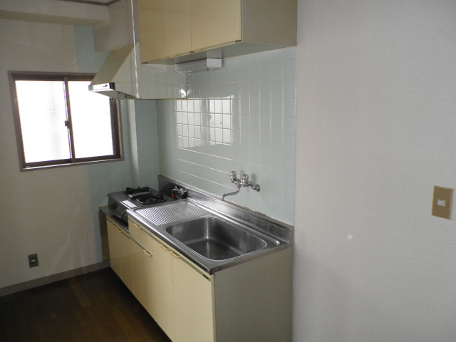 Kitchen. With window