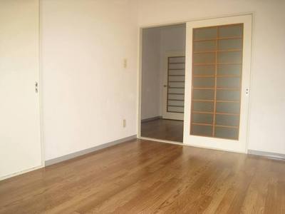 Living and room.  ☆ Bright room in the southwest-facing ☆