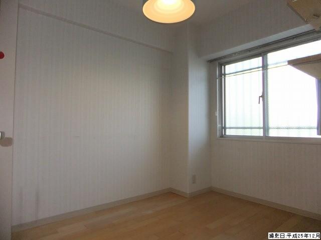 Non-living room. Indoor (12 May 2013) Shooting