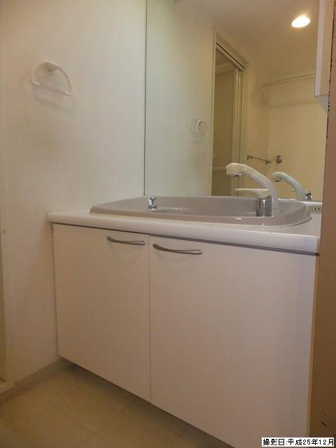 Wash basin, toilet. Indoor (12 May 2013) Shooting