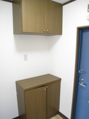 Entrance. There shoes BOX