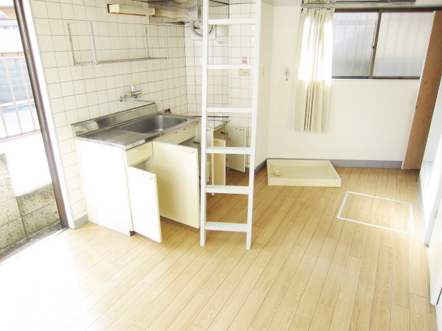 Living and room. Corner dwelling unit, Ventilation good