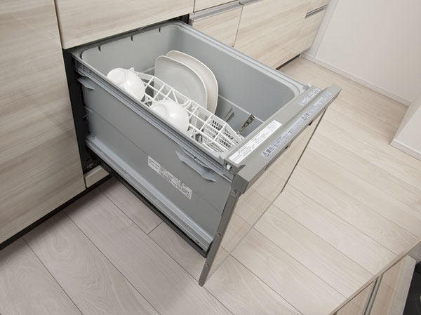 Kitchen.  [Dish washing and drying machine] Equipped with a dishwasher that about 5 servings of dishes is washable in the kitchen. In addition to the water-saving function, Also point slim design.  ※ All the published photograph of the same specification. Some optional specifications (paid ・ Including the application deadline Yes).