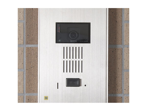 Security.  [Entrance before camera video ※ Image quasi videos] After confirming the visitors in the communal entrance, You can check the camera image further, even before the entrance. (Same specifications)