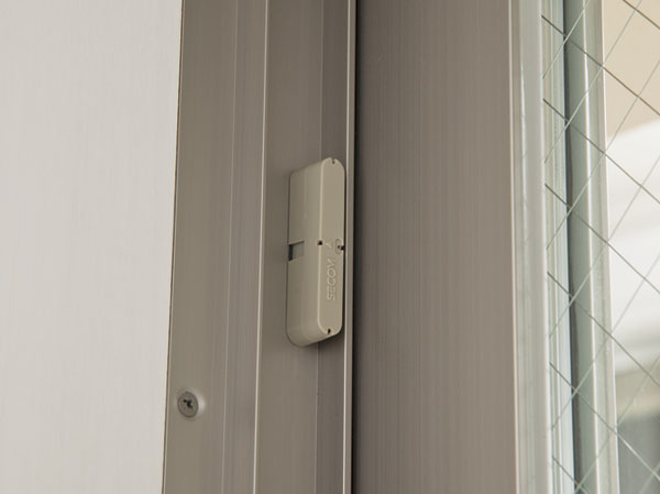 Security.  [Security sensors] When the window is open during the start-up of the security sensors, Abnormal signal to the security company along with the alarm will be sent.  ※ Surface gridded windows except (same specifications)