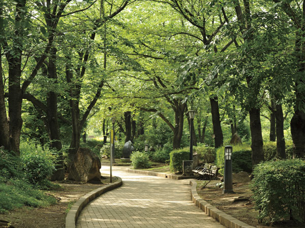 Surrounding environment. Kawaguchi Nishi (about 220m ・ 3-minute walk) is to represent the rich west entrance area of ​​nature, Exit immediately to the "Kawaguchi Nishikoen (aka, Lilia Park) is ". The park boasts a wide about 3.1 hectares, Facilities and lawn open space that utilize the flow of water, such as if there in the mountains of the mountain stream, And various sculptures and monuments are arranged, We deliver peace to the people who visit.