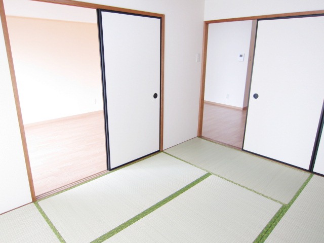 Living and room. Separate reference is a picture