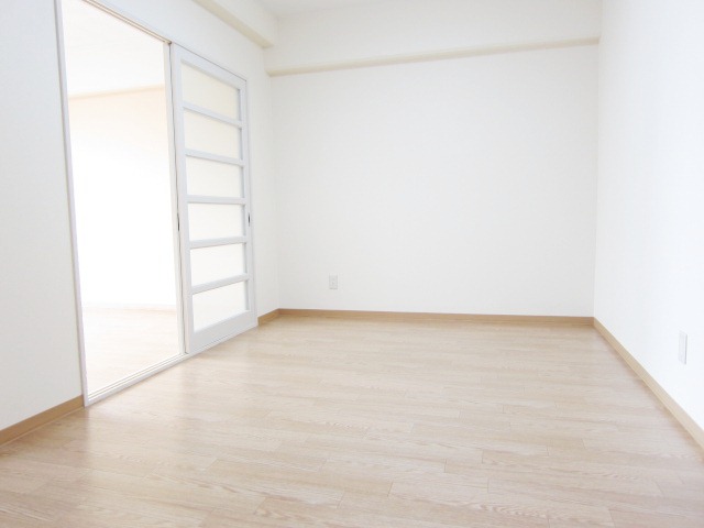 Living and room. Separate reference is a picture