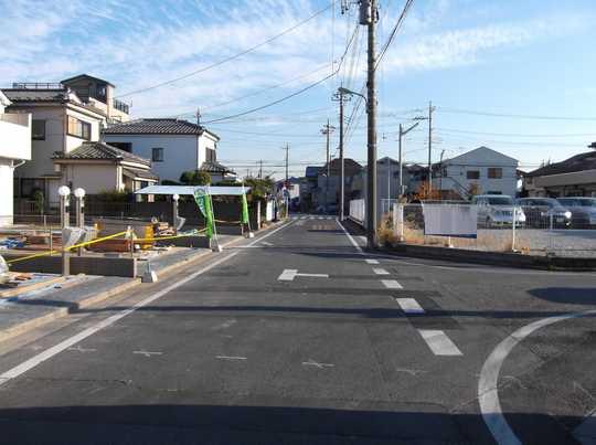Local photos, including front road. Frontal road