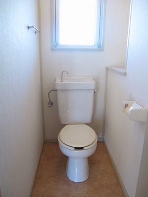 Toilet. Bright toilet with a window ・ Ventilation is also ◎