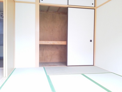 Living and room. Sunny Japanese-style room on the south-facing