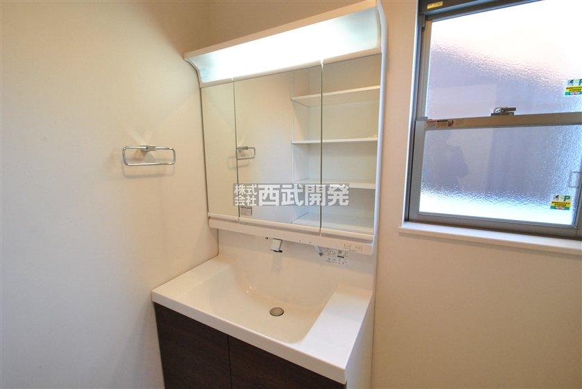 Wash basin, toilet. Indoor (12 May 2013) Shooting