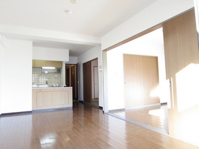 Living and room. You can use spacious by connecting the Western and living