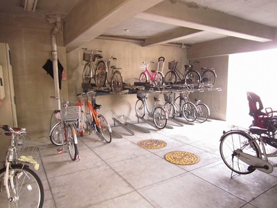 Other common areas. Parking space available that does not wet in the rain